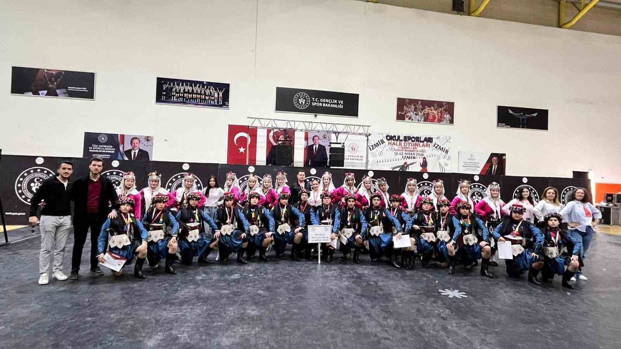 DENİZLİ’NİN KALE İLÇESİNDEKİ MUSTAFA ŞİPAR ANADOLU LİSESİ ÖĞRENCİLERİ, İZMİR’DE DÜZENLENEN HALK...