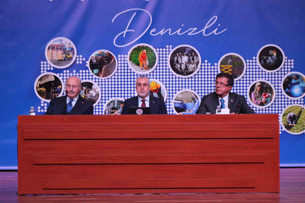 DENİZLİ ZİYARETİ KAPSAMINDA İŞ DÜNYASIYLA İSTİŞARE TOPLANTISINDA BİR ARAYA GELEN ÇALIŞMA VE SOSYAL...