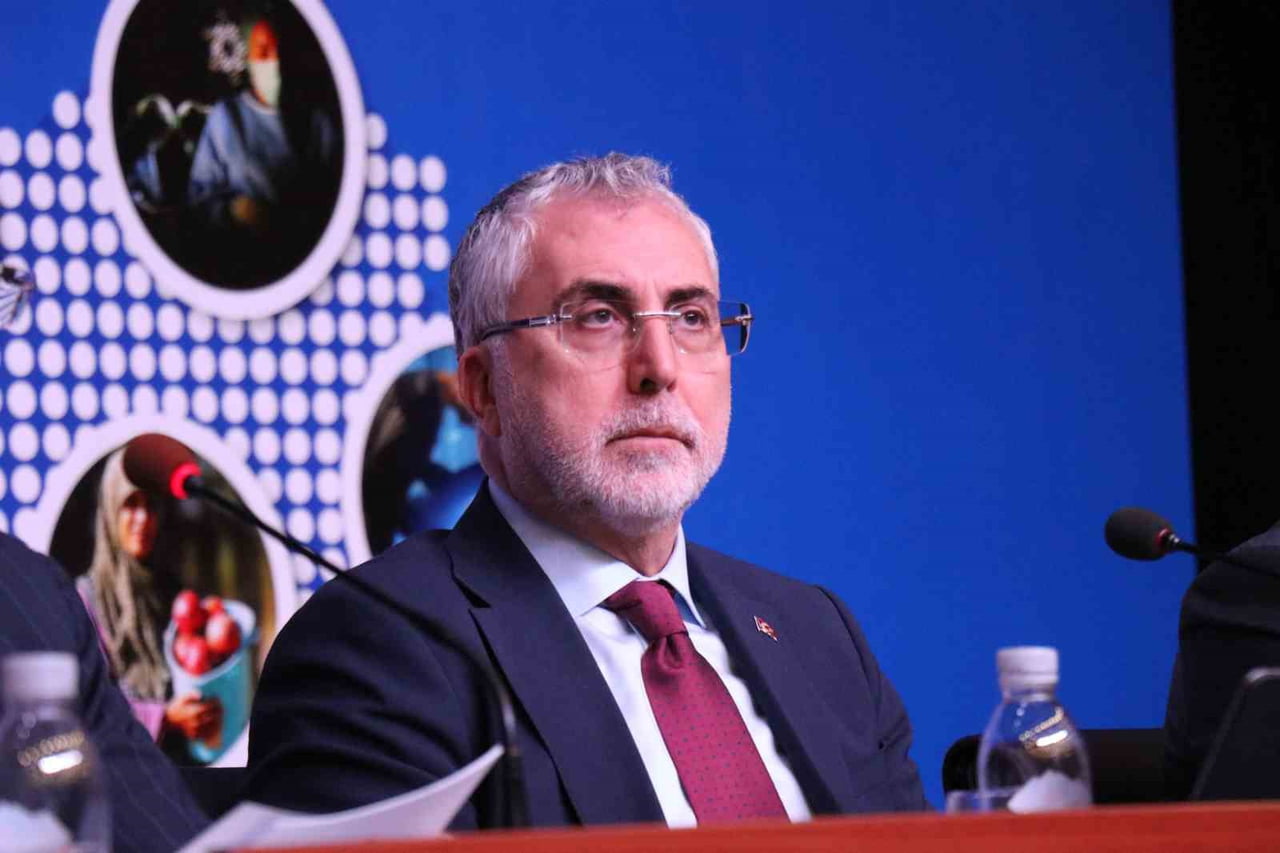 DENİZLİ ZİYARETİ KAPSAMINDA İŞ DÜNYASIYLA İSTİŞARE TOPLANTISINDA BİR ARAYA GELEN ÇALIŞMA VE SOSYAL...