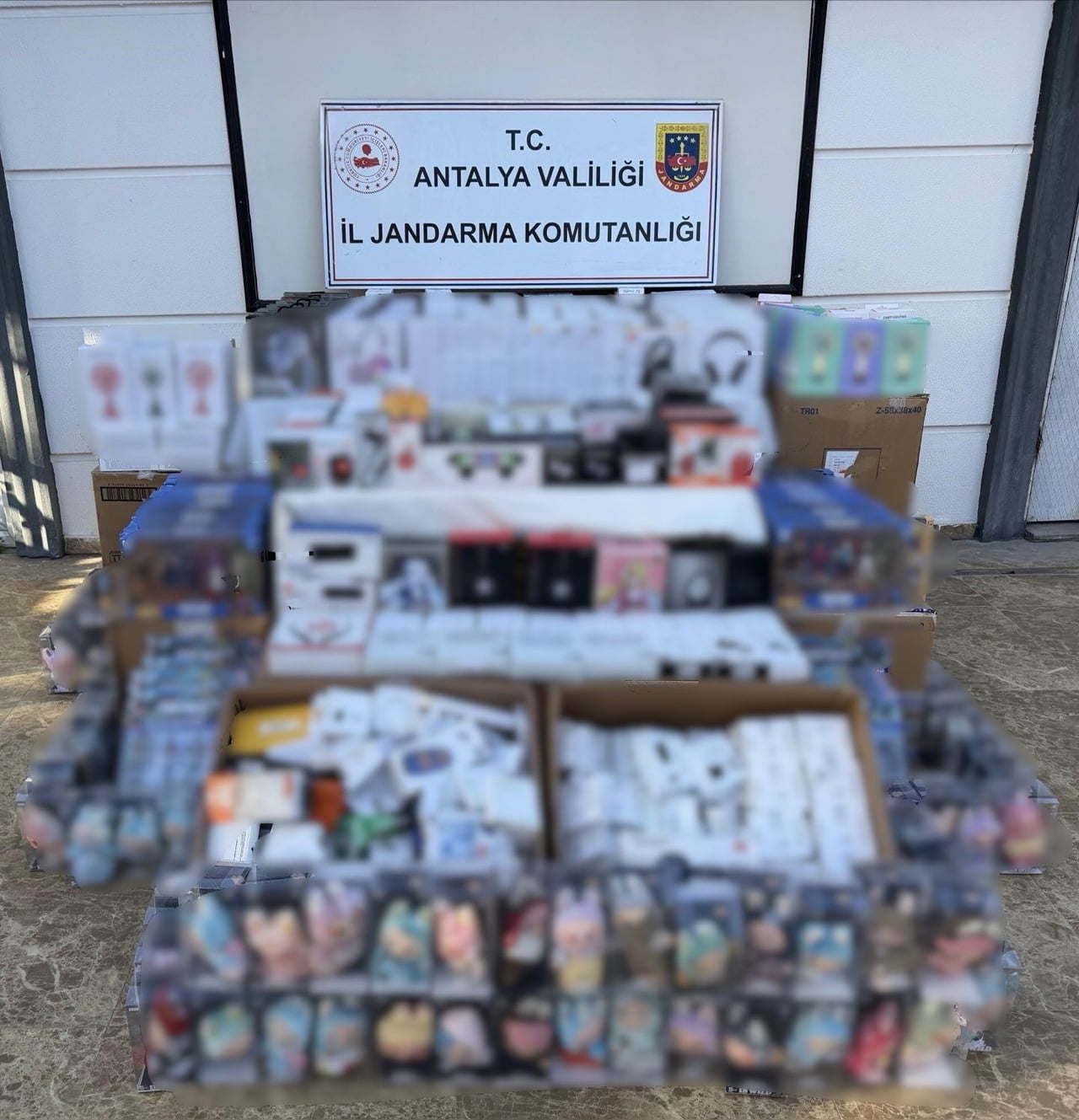 DEPODA YAPILAN ARAMADA, BİN 859 ADET KAÇAK ELEKTRONİK EŞYA 2 BİN 473 ADET KAÇAK OYUNCAK VE 80 ADET...