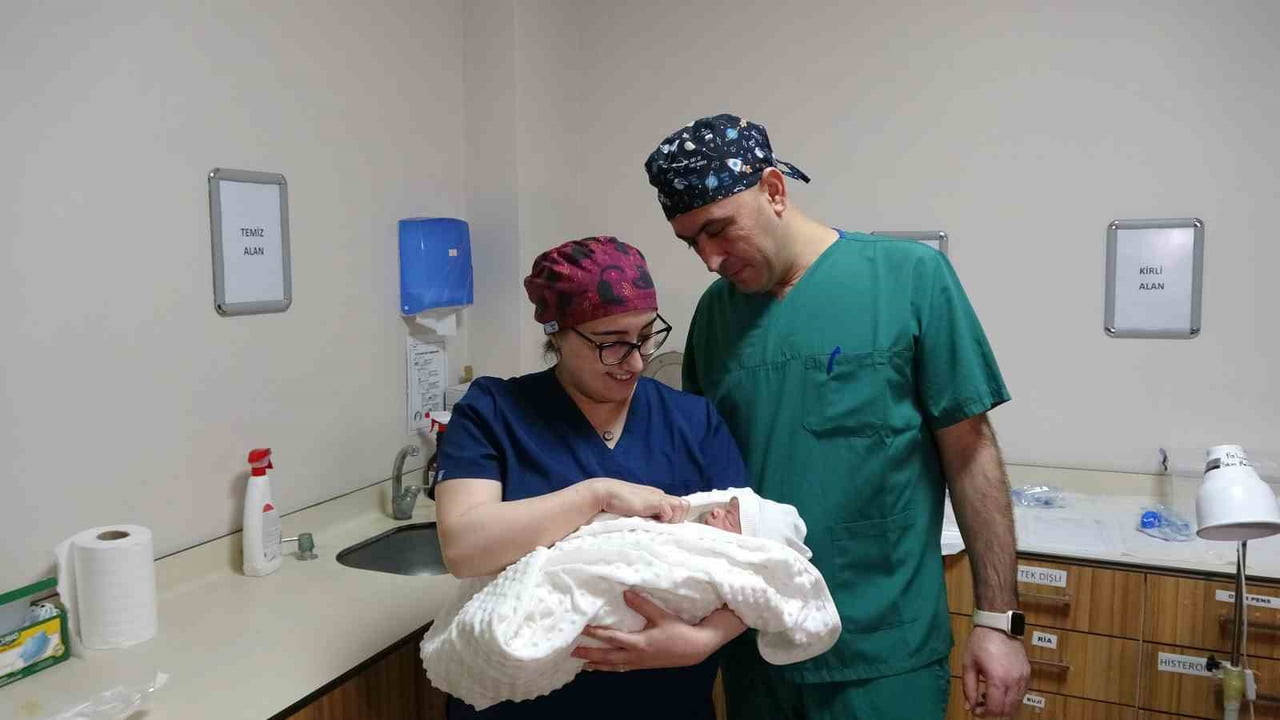 DEPREMLERDE AYAKTA KALAN HASTANE SAĞLIK ÜSSÜNE DÖNÜŞTÜ