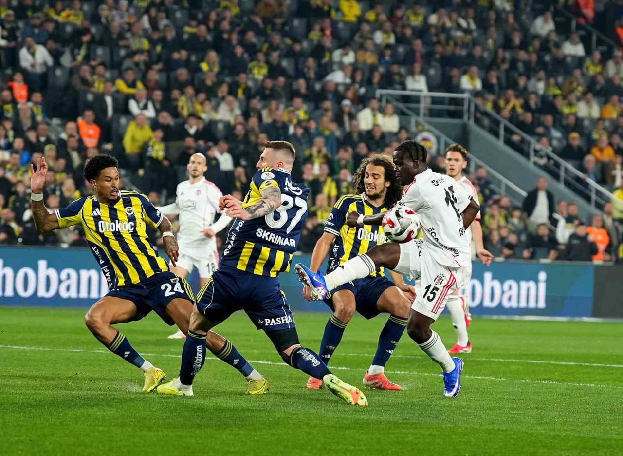 DERBİDE BEŞİKTAŞ'I 1-0 MAĞLUP EDEN FENERBAHÇE, LİGDE 7 MAÇ SONRA KALESİNİ GOLE KAPATTI.