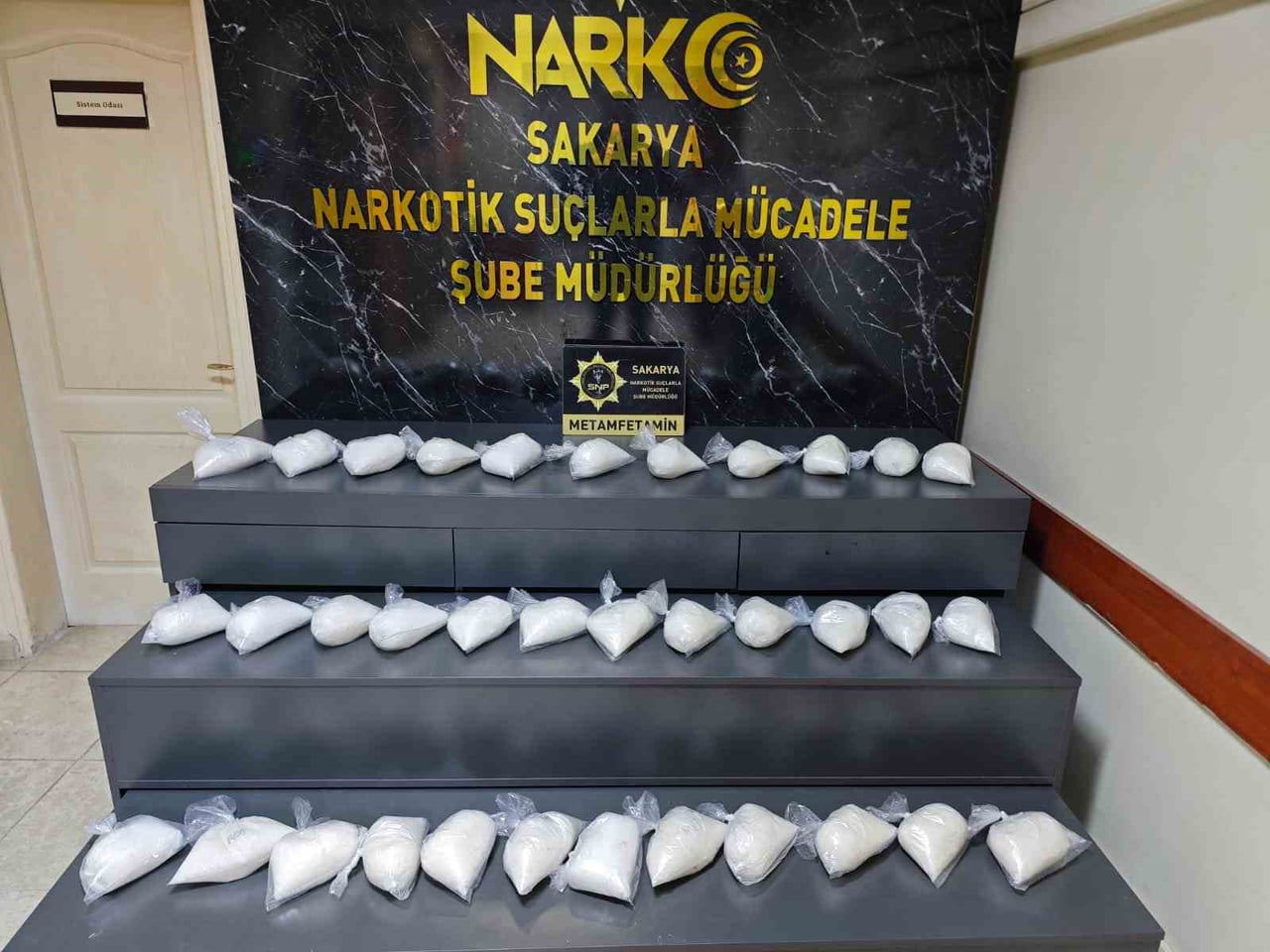 DETAYLI ARAMADA, BAGAJIN HER İKİ YANINDAKİ ÇAMURLUK BÖLÜMLERİNE ZULALANMIŞ VAZİYETTE 35 PARÇA...