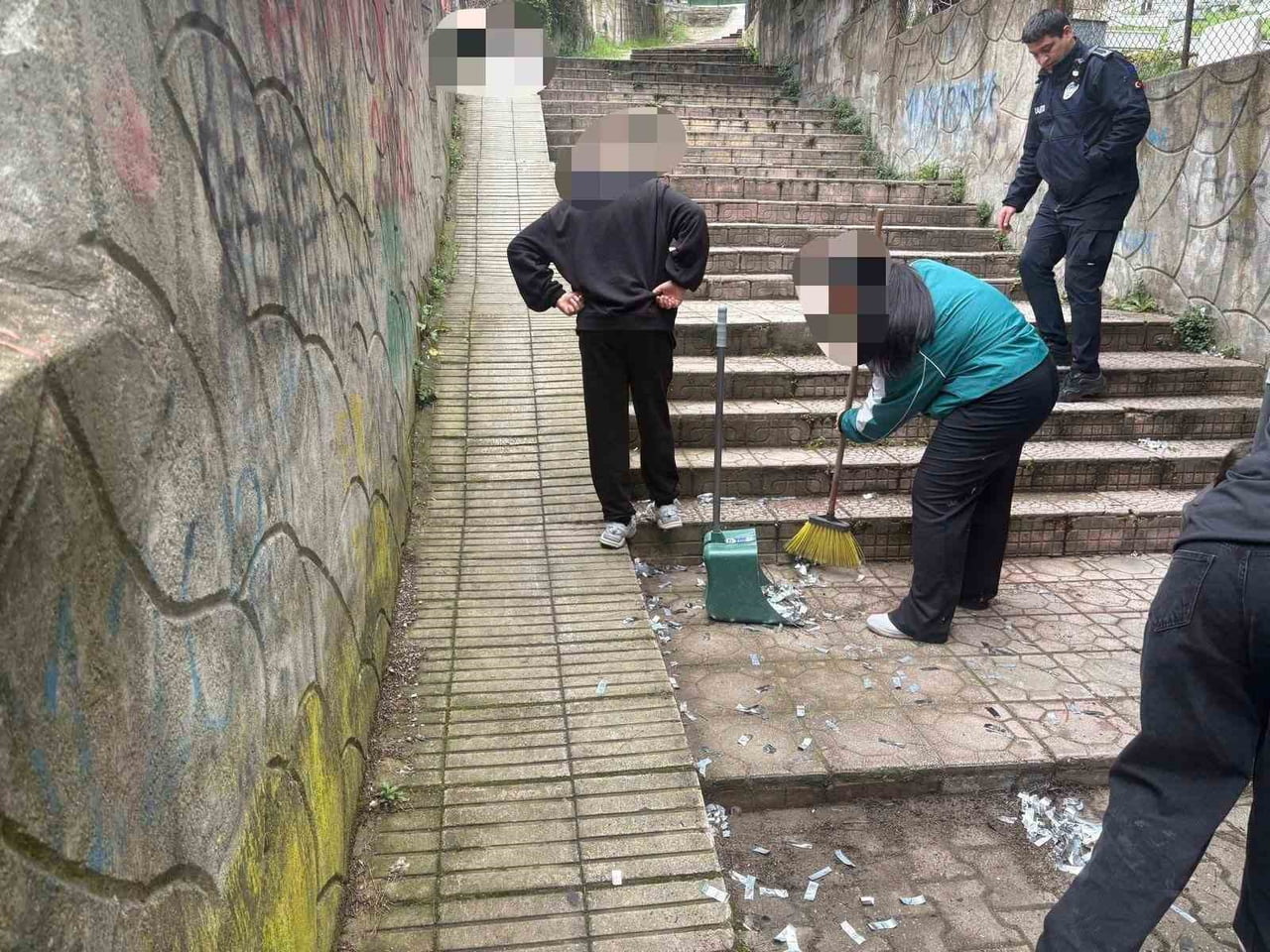 DEVREK'TE ÇEVREYİ KİRLETEN GENÇLER YİNE KENDİLERİ TEMİZLEDİLER