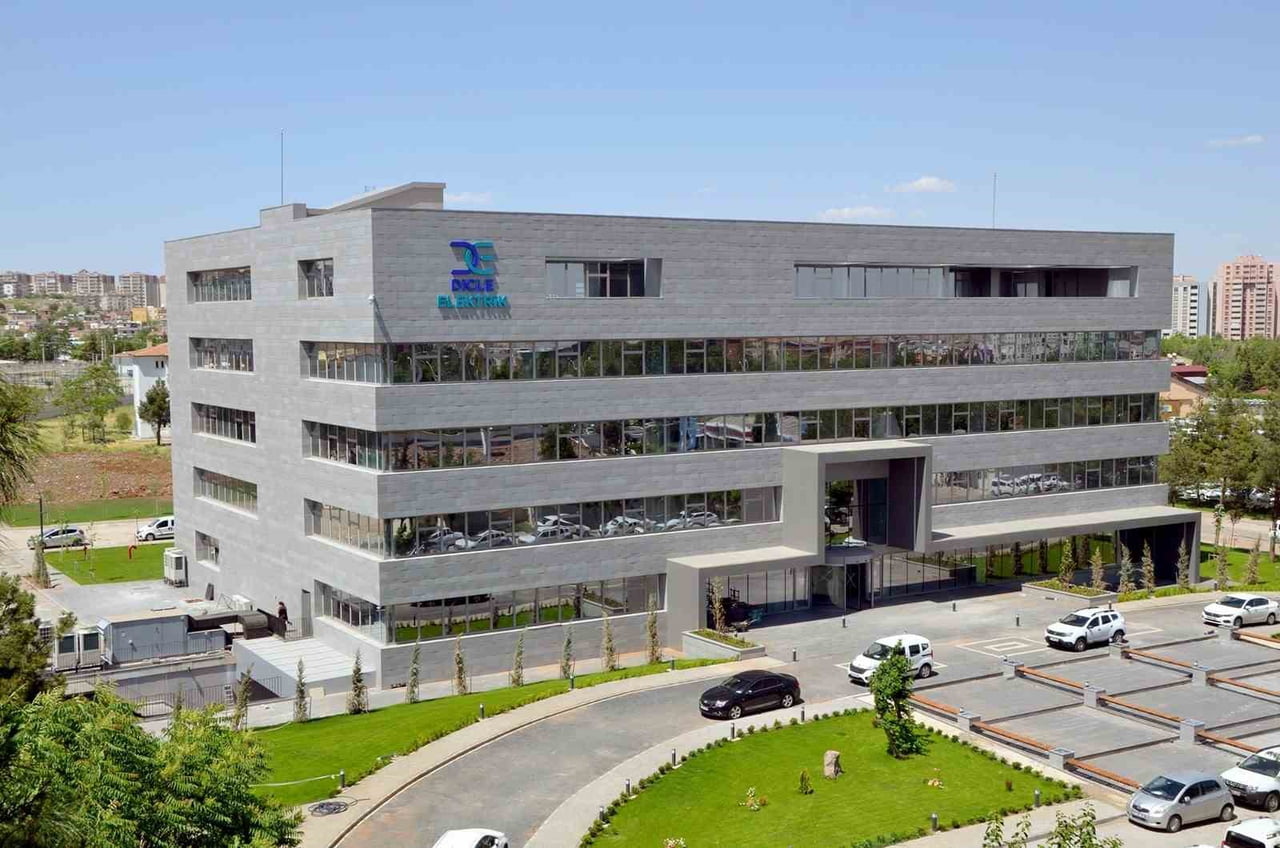 DİCLE ELEKTRİK, MÜŞTERİLERİNE KESİNTİSİZ VE KALİTELİ ENERJİ SUNMAK İÇİN TEKNOLOJİK YATIRIMLARINI...