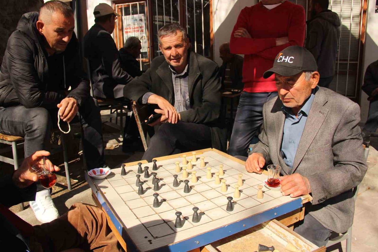 DİJİTAL ÇAĞIN HIZINA RAĞMEN MENTEŞE’DE DAMA TUTKUSU SÜRÜYOR. KONAKALTI KIRAATHANESİ’NDE BİR ARAYA...