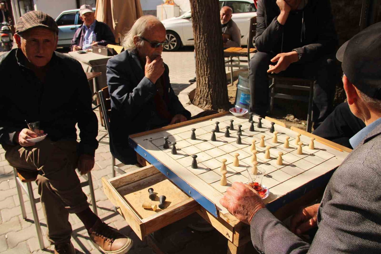 DİJİTAL ÇAĞIN HIZINA RAĞMEN MENTEŞE’DE DAMA TUTKUSU SÜRÜYOR. KONAKALTI KIRAATHANESİ’NDE BİR ARAYA...