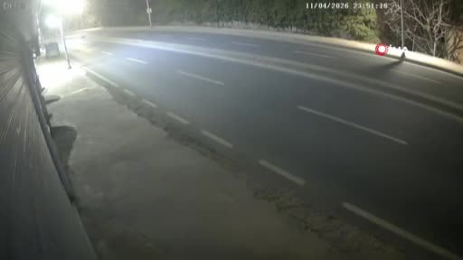 Direksiyon hakimiyetini kaybedip elektrik direğine çarpıp takla attı...O anlar kamerada