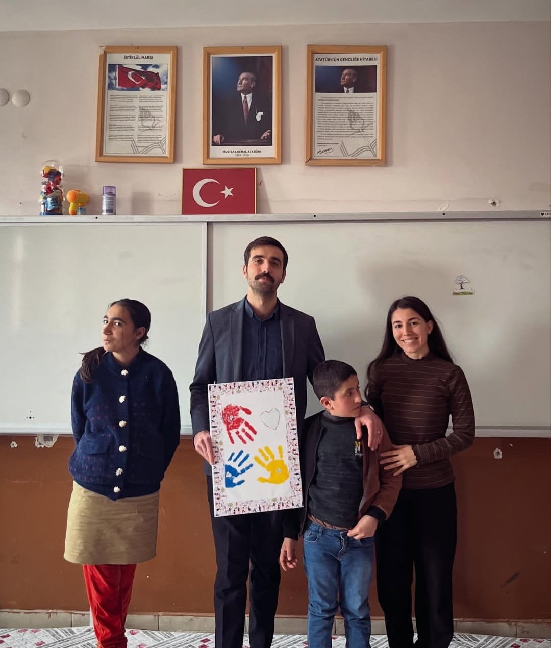 DİYADİN'DE RENKLİ ELLERLE FARKINDALIK