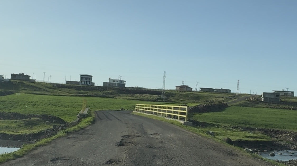 DİYARBAKIR'DA BAZI KIRSAL MAHALLE YOLLARI YOĞUN YAĞIŞLARIN ARDINDAN BOZULDU. VATANDAŞLAR, KÖSTEBEK...