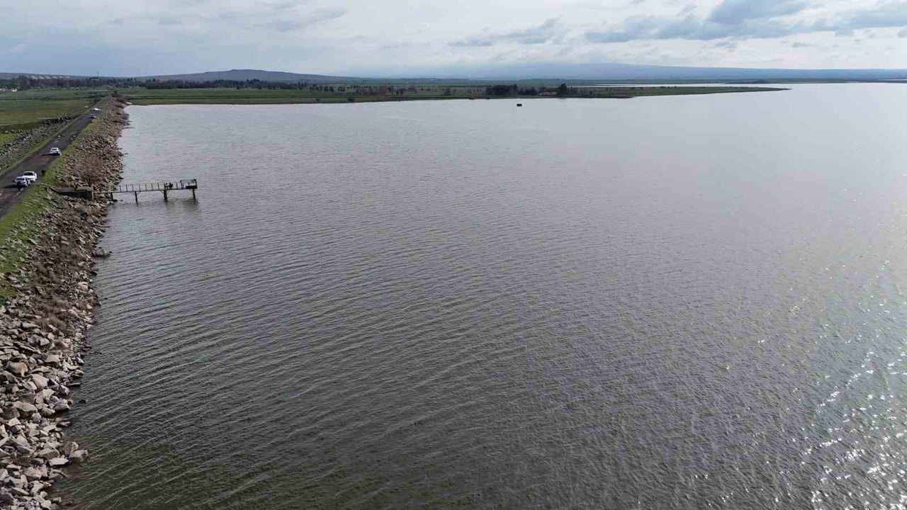 DİYARBAKIR'DA DEVEGEÇİDİ BARAJ GÖLÜ’NDE BİR AY ÖNCE ÇEKİLEN GÖRÜNTÜLERDE KARA PARÇALARI...