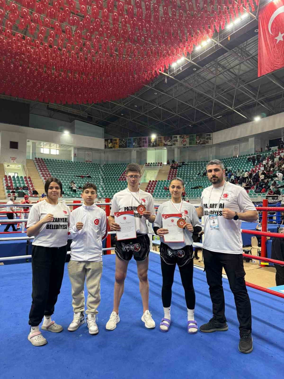 DİYARBAKIR'DA DÜZENLENEN KİCK BOKS ŞAMPİYONASINDA PAZARYERİ DAMGASI
