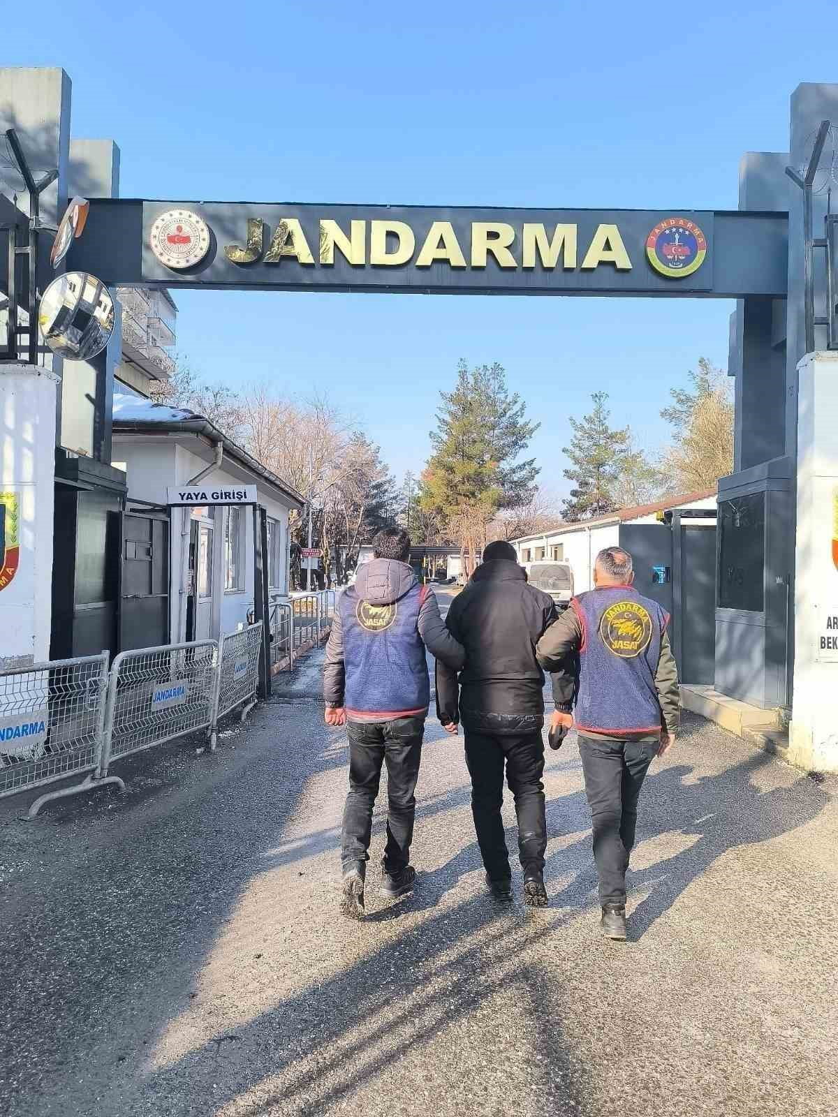 DİYARBAKIR'DA JANDARMA EKİPLERİNCE DÜZENLENEN OPERASYONLARDA HAKLARINDA KESİNLEŞMİŞ HAPİS CEZASI...