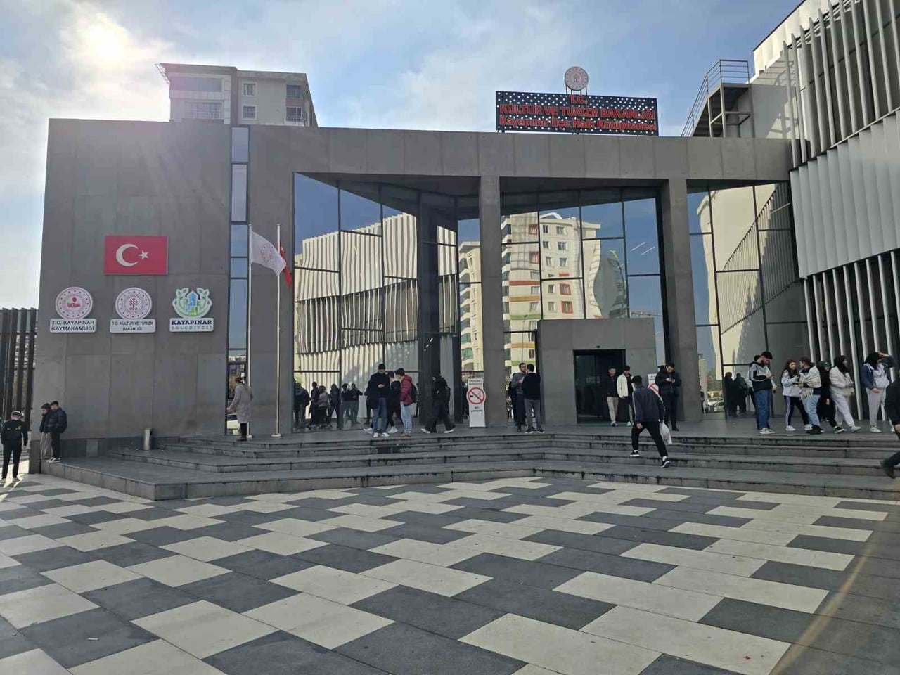 DİYARBAKIR'DA KAYAPINAR İLÇE HALK KÜTÜPHANESİ’NDE, BU YIL "İYİLEŞTİREN KÜTÜPHANE" TEMASIYLA...