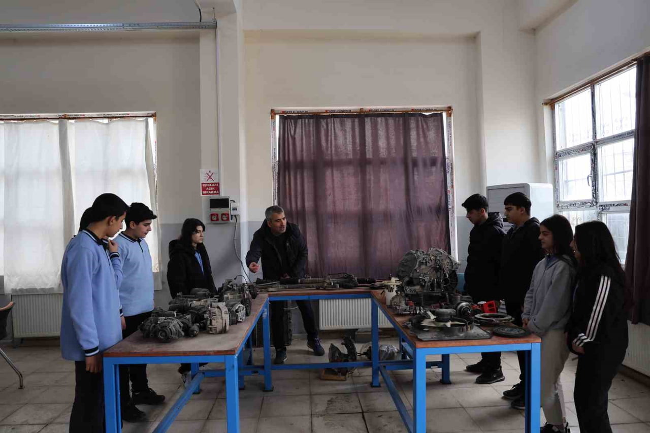 DİYARBAKIR'DA, MUHAMMET YURTOĞLU MESLEKİ VE TEKNİK ANADOLU LİSESİ'NİN MOTOR BÖLÜMÜNDE KIZ VE ERKEK...