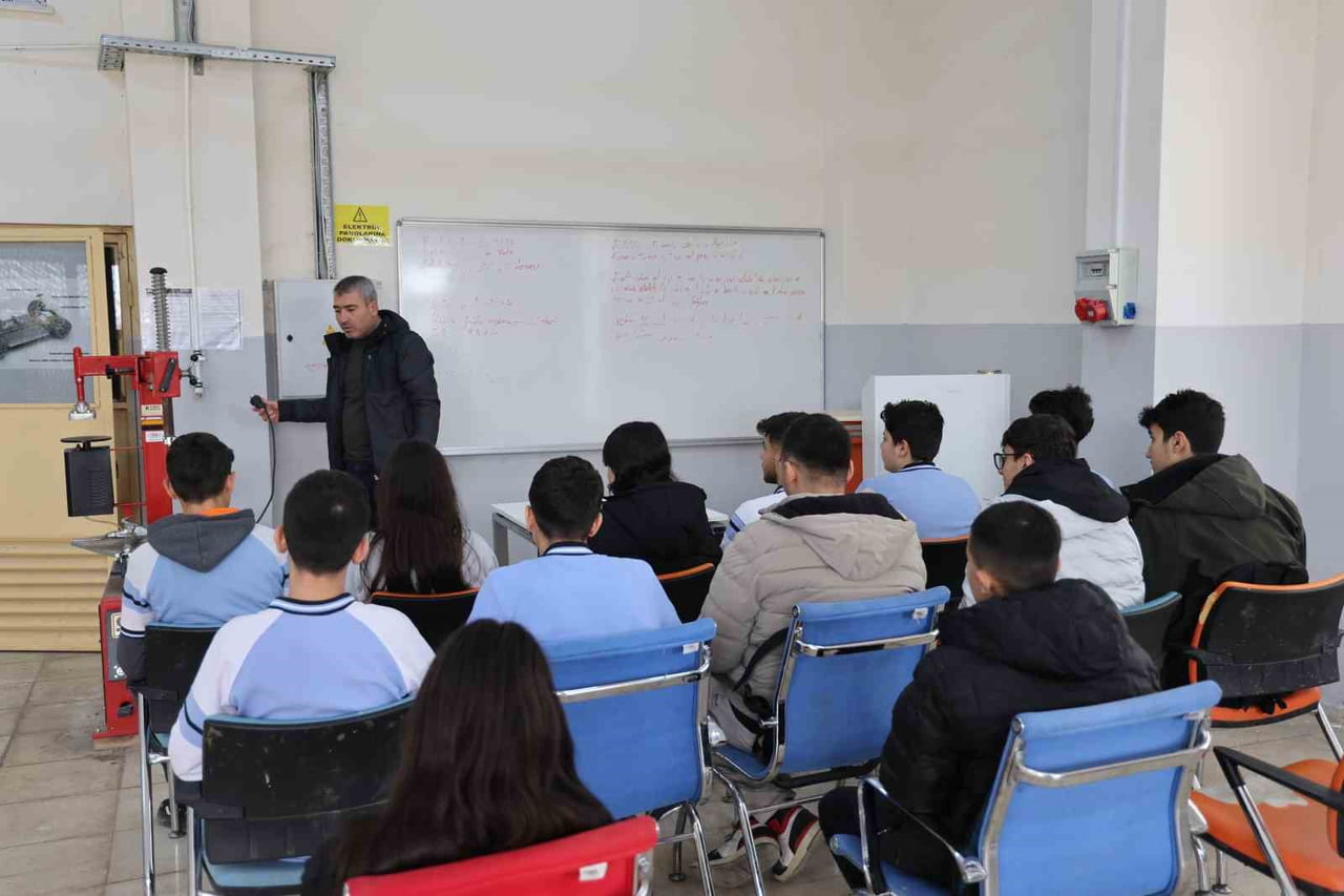 DİYARBAKIR'DA, MUHAMMET YURTOĞLU MESLEKİ VE TEKNİK ANADOLU LİSESİ'NİN MOTOR BÖLÜMÜNDE KIZ VE ERKEK...