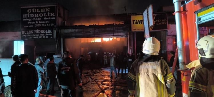 DİYARBAKIR'DA OTO TAMİRCİDEKİ YANGIN KASK KAMERASINA YANSIDI