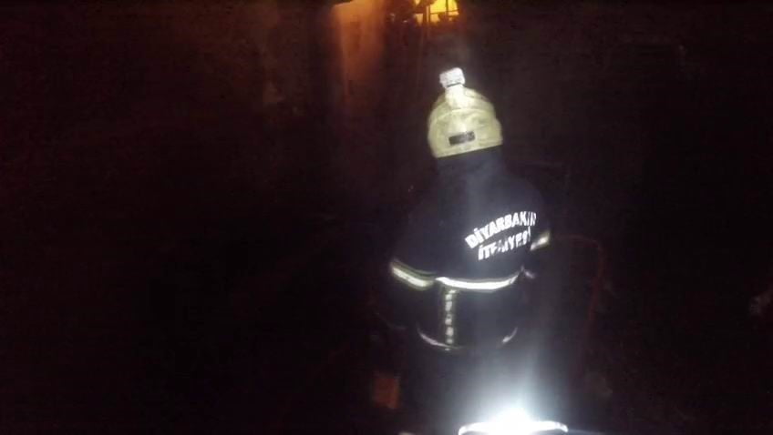 DİYARBAKIR'DA OTO TAMİRCİDEKİ YANGIN KASK KAMERASINA YANSIDI