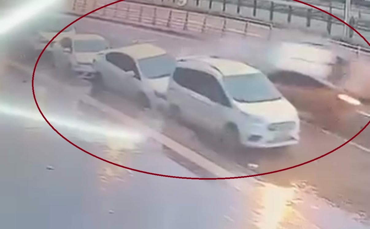 DİYARBAKIR'DA SÜRÜCÜSÜNÜN KONTROLÜNDEN ÇIKAN TİCARİ TAKSİNİN 3 OTOMOBİLE ÇARPMASI SONUCU MEYDANA...