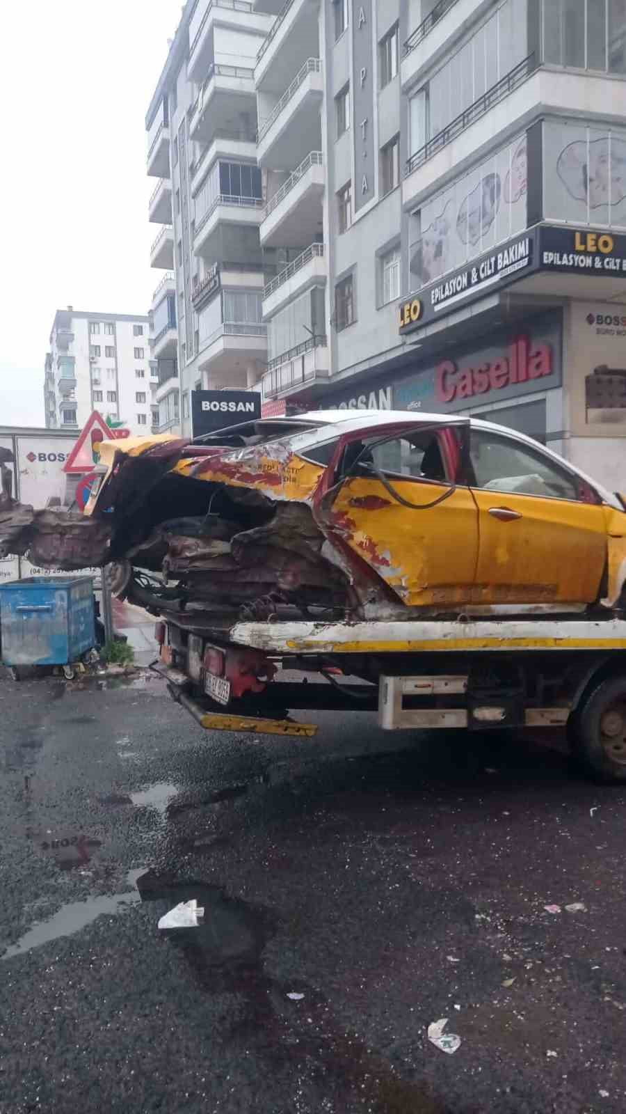 DİYARBAKIR'DA SÜRÜCÜSÜNÜN KONTROLÜNDEN ÇIKAN TİCARİ TAKSİNİN 3 OTOMOBİLE ÇARPMASI SONUCU MEYDANA...