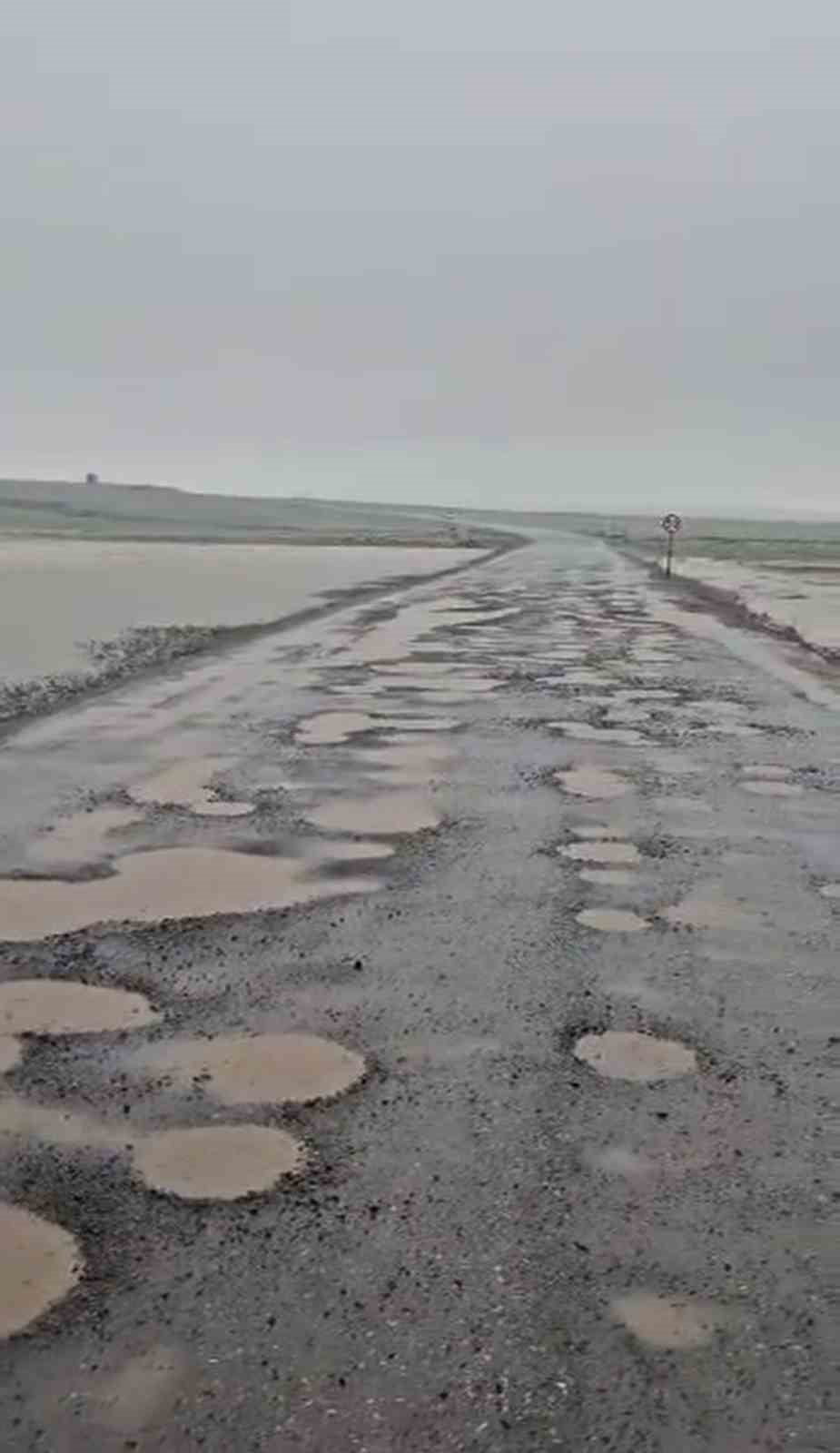 DİYARBAKIR'IN ÇERMİK İLÇESİNDE BOZUK YOLLAR SAĞANAKLA DOLDU.