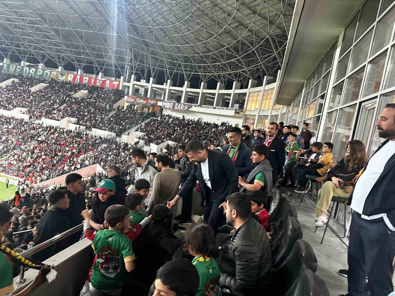 DİYARBAKIR'IN EĞİL İLÇESİNDEN ÇOK SAYIDA ÇOCUK, AMEDSPOR-BOLUSPOR MAÇINI TRİBÜNDEN...