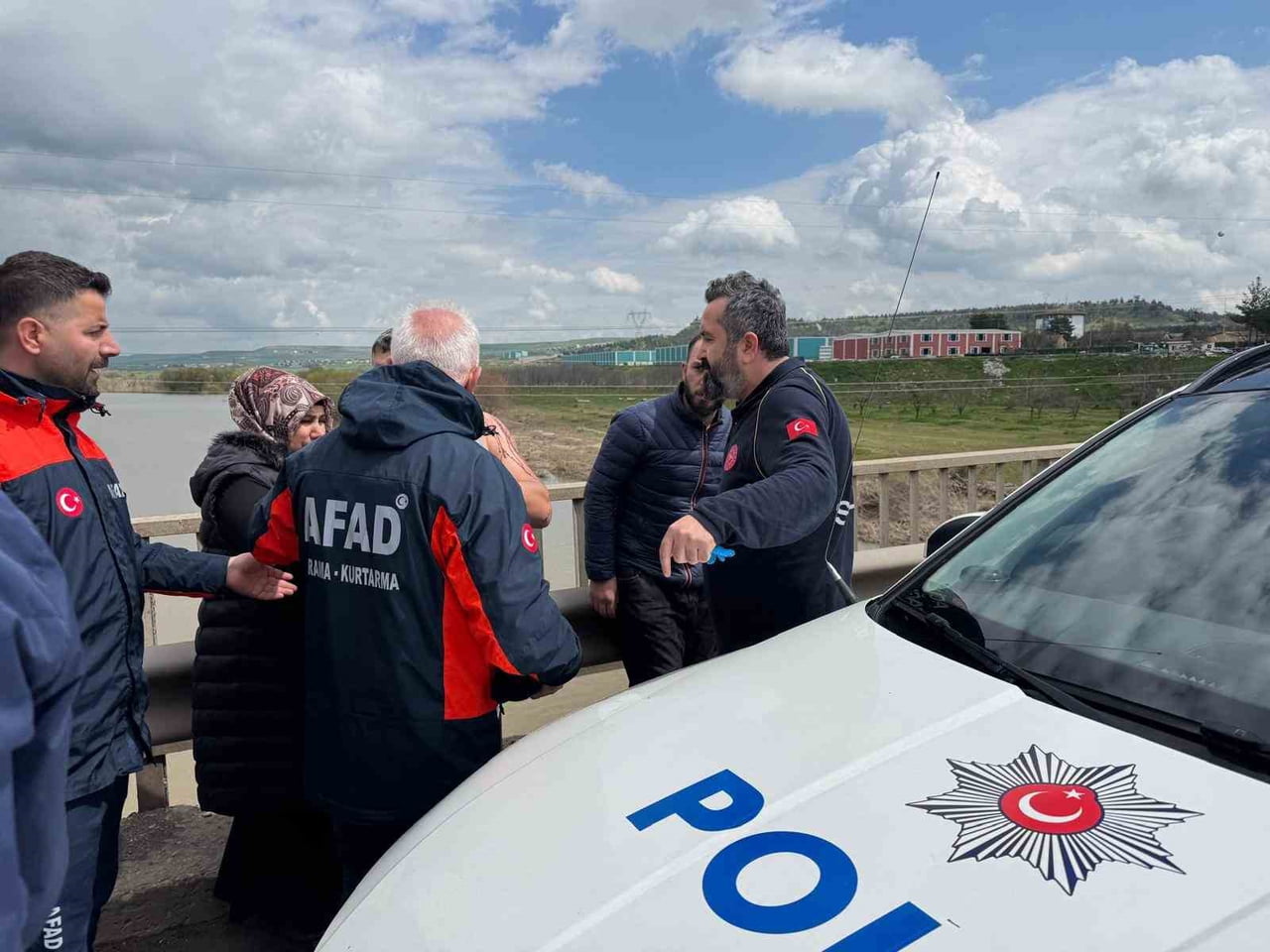 DİYARBAKIR'IN SUR İLÇESİNDE KÖPRÜDEN ATLAMAK İSTEYEN ŞAHIS, AFAD VE POLİS EKİPLERİ TARAFINDAN İKNA...