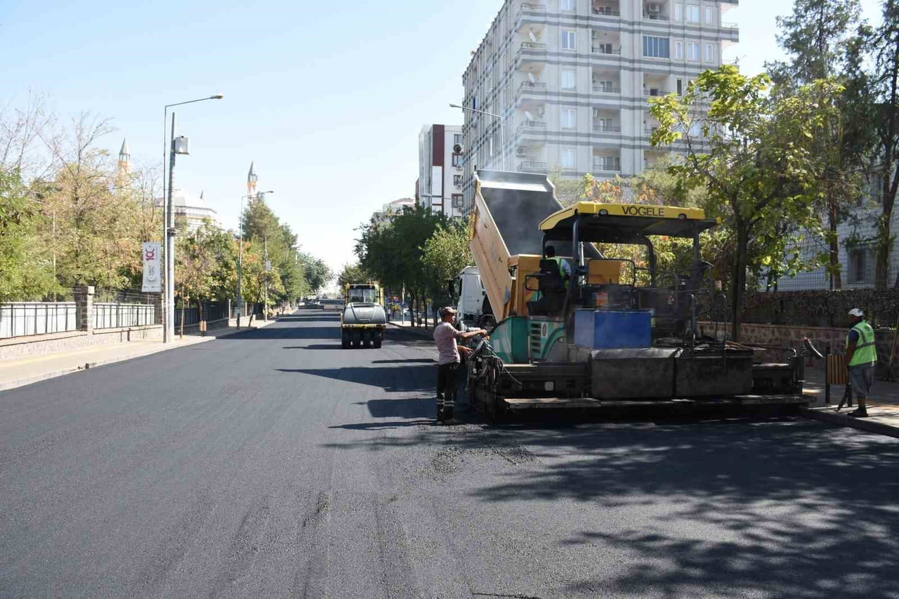 DİYARBAKIR BÜYÜKŞEHİR BELEDİYESİ, 2026 YILI PROGRAMI KAPSAMINDA KENT GENELİNDE 110 BİN TON SICAK...