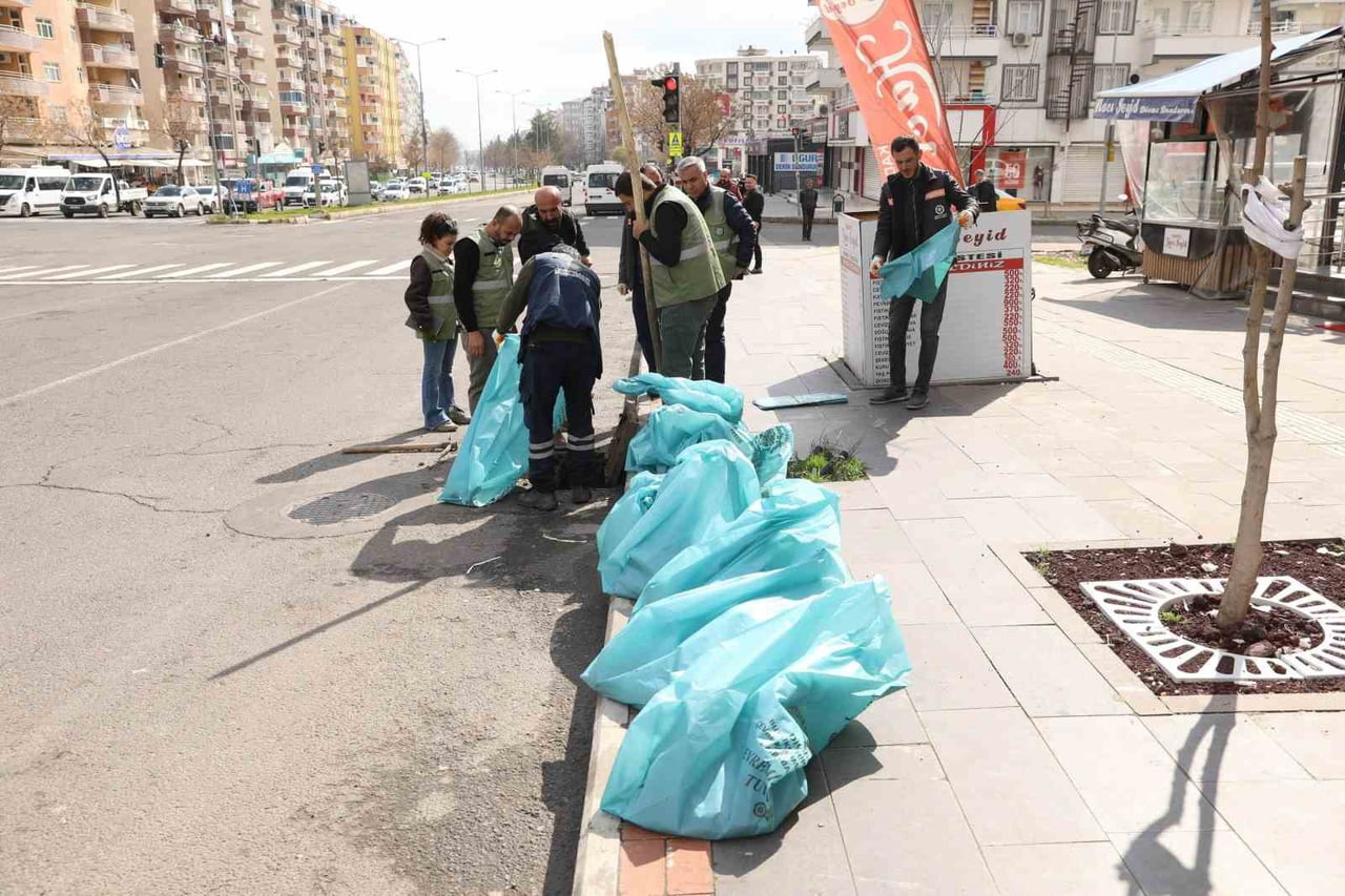 DİYARBAKIR BÜYÜKŞEHİR BELEDİYESİ, ARTAN YAĞIŞ RİSKİNE KARŞI YÜRÜTTÜĞÜ KAPSAMLI TEMİZLİK...