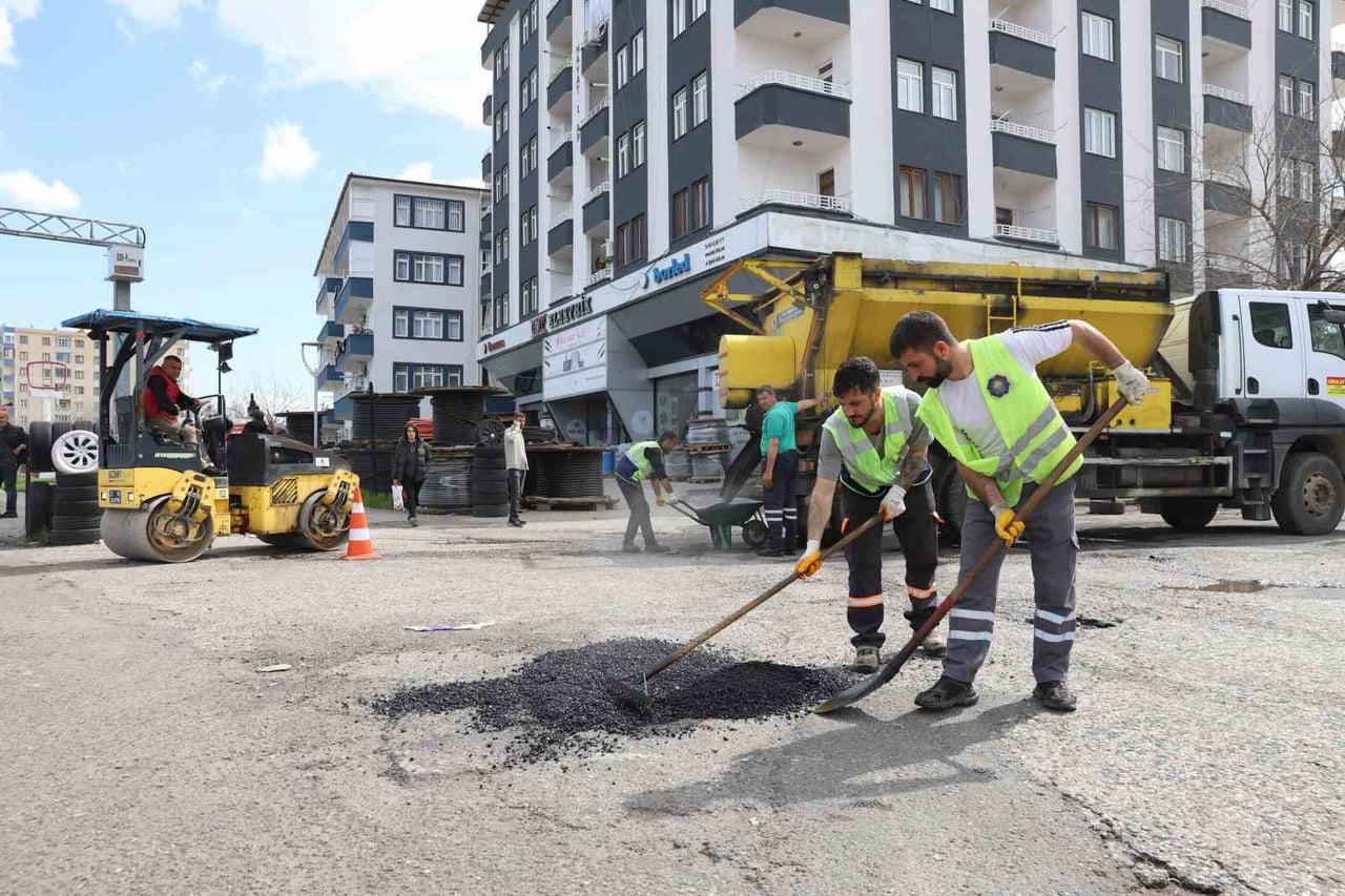 DİYARBAKIR BÜYÜKŞEHİR BELEDİYESİ, YAĞIŞLARIN TAHRİP ETTİĞİ BAĞLAR İLÇESİNDEKİ ANA ARTER VE MAHALLE...