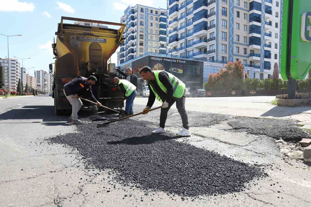 DİYARBAKIR BÜYÜKŞEHİR BELEDİYESİ, YAĞIŞLARIN TAHRİP ETTİĞİ BAĞLAR İLÇESİNDEKİ ANA ARTER VE MAHALLE...