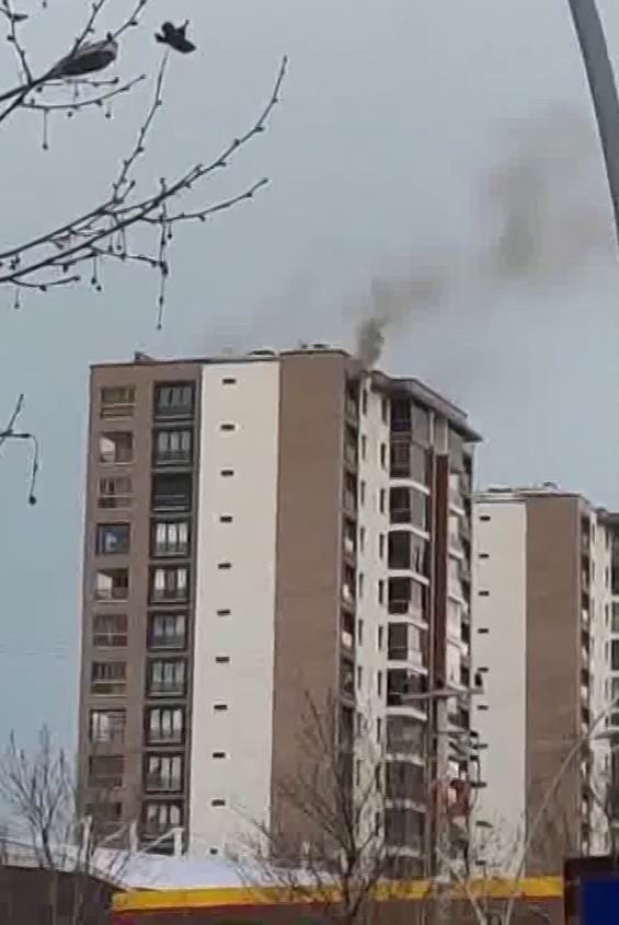 DİYARBAKIR’DA 14 KATLI BİR APARTMANIN SON KATINDA ÇIKAN YANGIN PANİĞE NEDEN OLDU. BİNADAKİLERİN...
