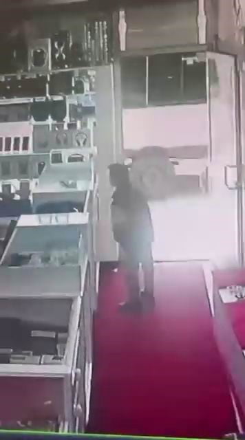 DİYARBAKIR’DA BİR ÇOCUK, GİRDİĞİ TELEFONCU DÜKKANINDA, MASANIN ÜZERİNE ÇIKIP VİTRİNDE BULUNAN 2...