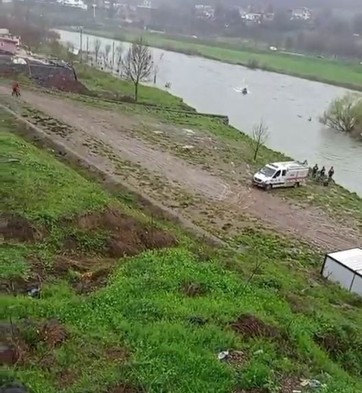 DİYARBAKIR’DA, DİCLE NEHRİ KENARINDA BULUNAN VATANDAŞ, SUYUN YÜKSELMESİ NEDENİ İLE MAHSUR KALDIĞI...