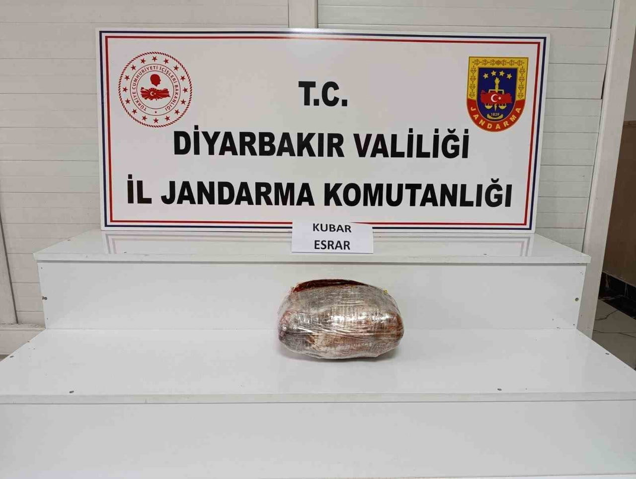 DİYARBAKIR’DA JANDARMA EKİPLERİNCE DÜZENLENEN OPERASYONLARDA 11 KİLO ESRAR VE 3 BUÇUK KİLE SKUNK...