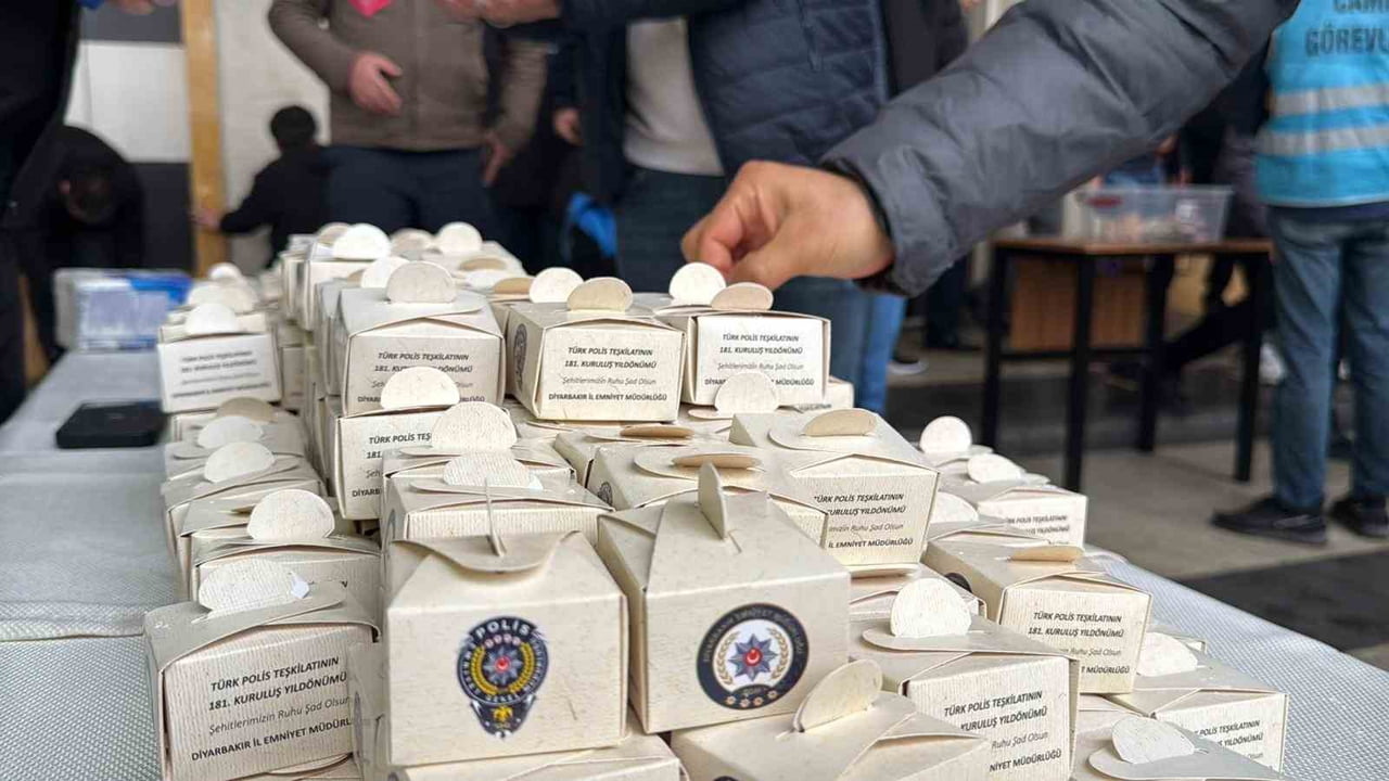 DİYARBAKIR’DA POLİS HAFTASI DOLAYISIYLA MEVLİT OKUTULDU. CAMİDE VATANDAŞLAR İLE EMNİYET GÜÇLERİ...