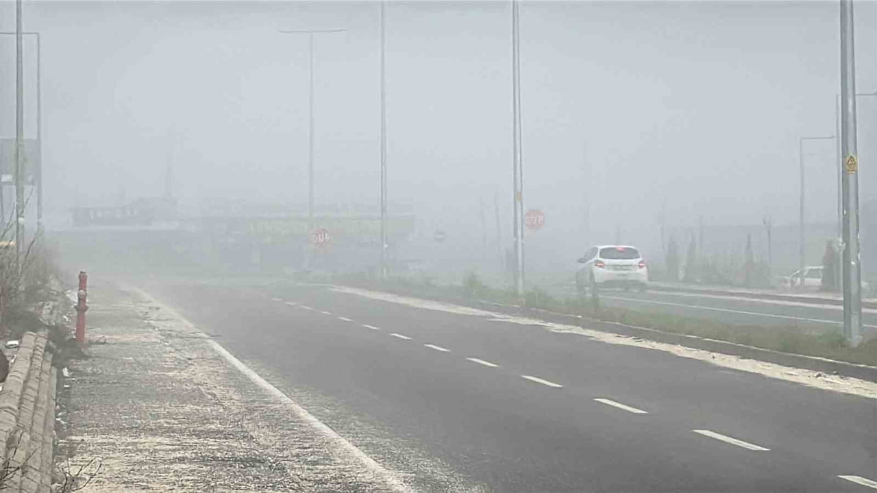 DİYARBAKIR’DA SABAH SAATLERİNDE ETKİLİ OLAN YOĞUN SİS, GÖRÜŞ MESAFESİNİ 20 METREYE KADAR DÜŞÜRDÜ....