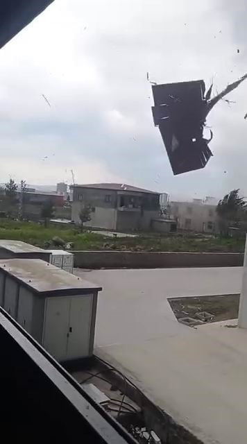 DİYARBAKIR’DA ŞİDDETLİ FIRTINA NEDENİ İLE İKİ KATLI BİR BİNANIN ÇATISI UÇTU.