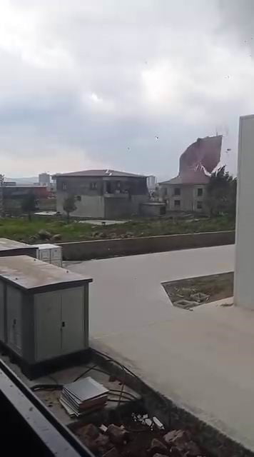 DİYARBAKIR’DA ŞİDDETLİ FIRTINA NEDENİ İLE İKİ KATLI BİR BİNANIN ÇATISI UÇTU.