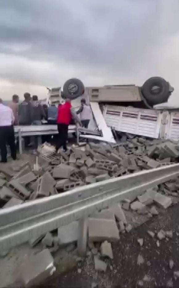 DİYARBAKIR’DA SÜRÜCÜSÜNÜN DİREKSİYON HAKİMİYETİNİ KAYBETTİĞİ BRİKET YÜKLÜ TIR YAN YATTI. KAZADA 1...