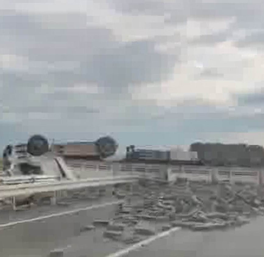 DİYARBAKIR’DA SÜRÜCÜSÜNÜN DİREKSİYON HAKİMİYETİNİ KAYBETTİĞİ BRİKET YÜKLÜ TIR YAN YATTI. KAZADA 1...