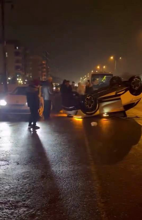 DİYARBAKIR’DA SÜRÜCÜSÜNÜN DİREKSİYON HAKİMİYETİNİ KAYBETTİĞİ OTOMOBİL TAKLA ATIP TERS DÖNDÜ....