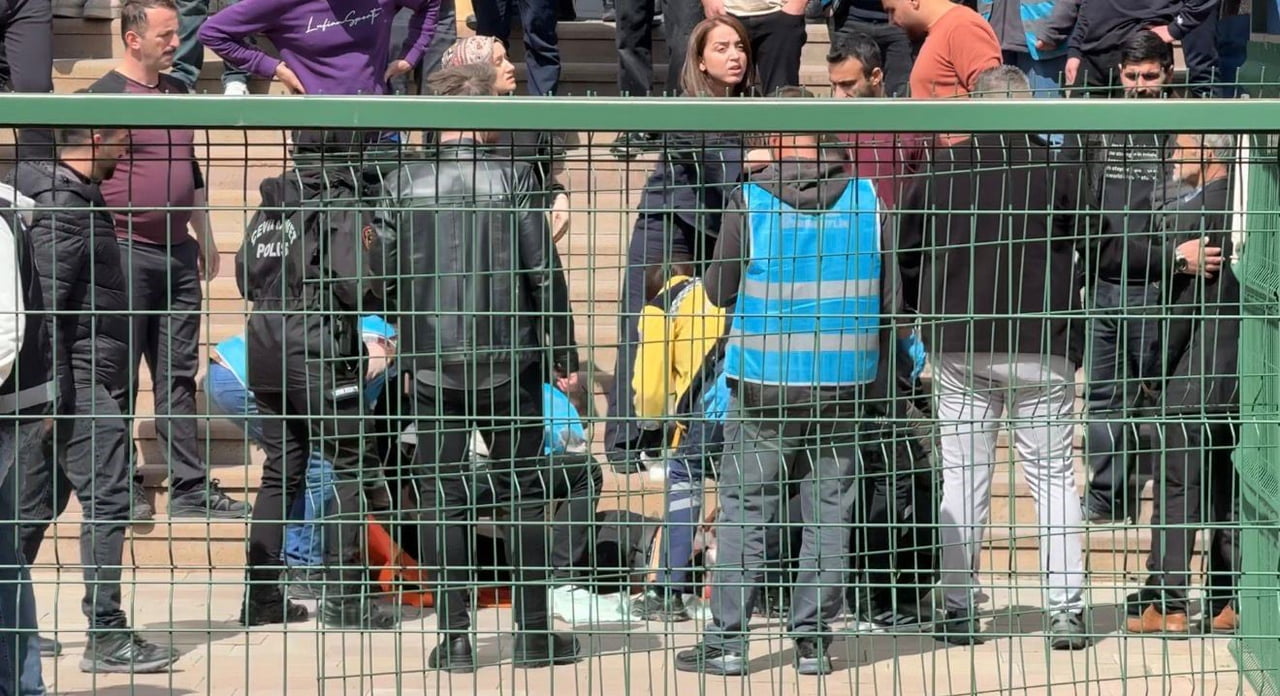 DİYARBAKIR HUKUK MAHKEMELERİ EK BİNASI’NDA BOŞANMA NEDENİYLE İKİ AİLE ARASINDA ÇIKAN BIÇAKLI...