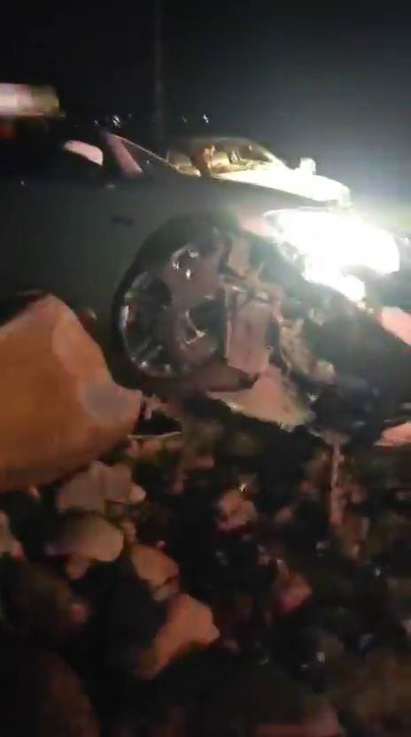 DİYARBAKIR’IN BAĞLAR İLÇESİNDE SÜRÜCÜSÜNÜN DİREKSİYON HAKİMİYETİNİ KAYBETTİĞİ OTOMOBİL YOLDAN...