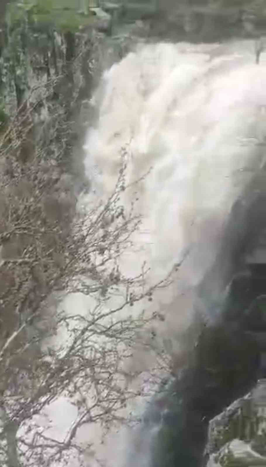 DİYARBAKIR’IN ÇERMİK İLÇESİNDE BULUNAN, KENTİN EN BÜYÜK ŞELALELERİNDEN OLAN ŞEYHANDEDE ŞELALESİNİN...