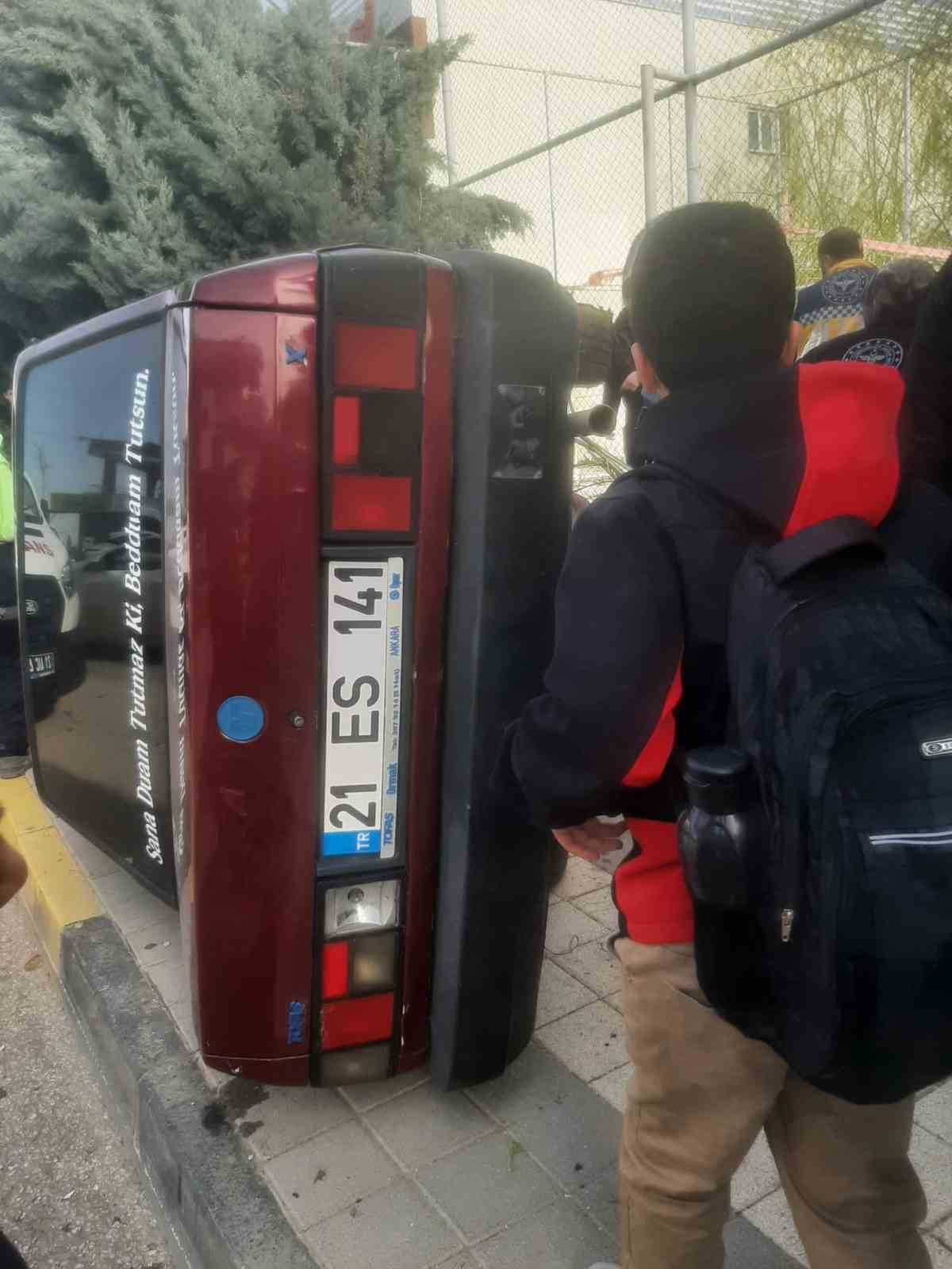 DİYARBAKIR’IN ERGANİ İLÇESİNCE DRİFT ATAN BİR ŞAHIS, KALDIRIMDA YÜRÜYEN 2 ÖĞRENCİYE ÇARPTI....