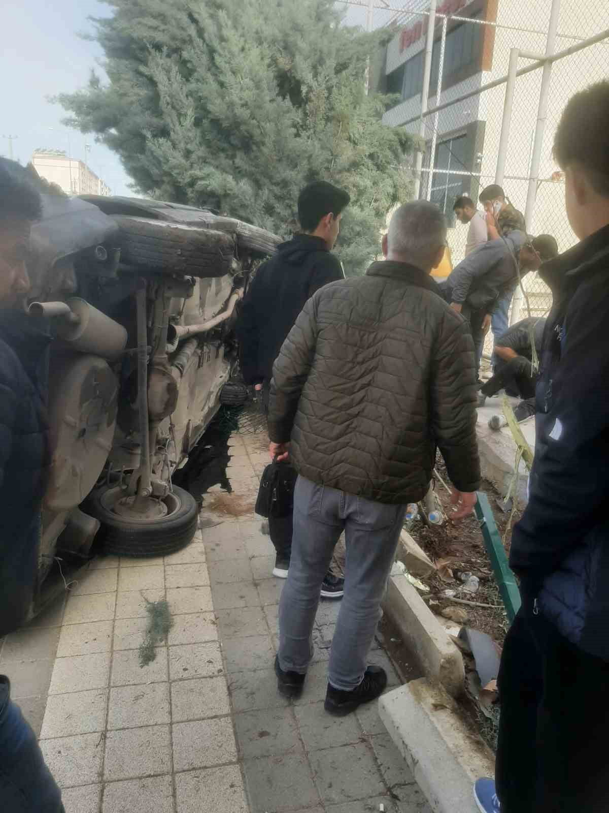 DİYARBAKIR’IN ERGANİ İLÇESİNCE DRİFT ATAN BİR ŞAHIS, KALDIRIMDA YÜRÜYEN 2 ÖĞRENCİYE ÇARPTI....