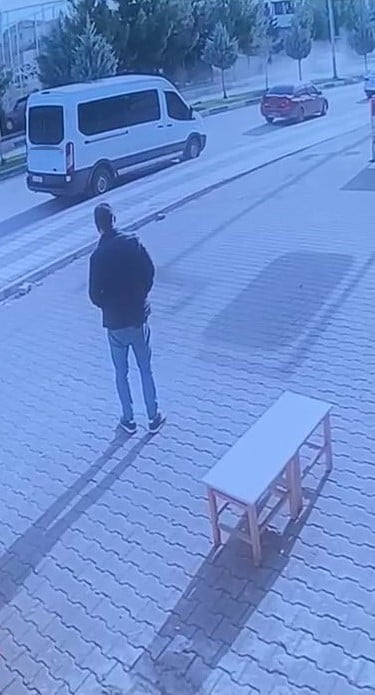 DİYARBAKIR’IN ERGANİ İLÇESİNCE SÜRÜCÜSÜNÜN DİREKSİYON HAKİMİYETİNİ KAYBETTİĞİ OTOMOBİL, KALDIRIMDA...