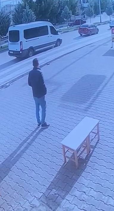 DİYARBAKIR’IN ERGANİ İLÇESİNCE SÜRÜCÜSÜNÜN DİREKSİYON HAKİMİYETİNİ KAYBETTİĞİ OTOMOBİL, KALDIRIMDA...