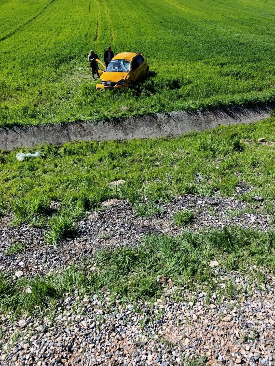 DİYARBAKIR’IN SİLVAN İLÇESİNDE SÜRÜCÜSÜNÜN DİREKSİYON HAKİMİYETİNİ KAYBETTİĞİ TİCARİ TAKSİ TAKLA...